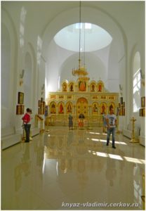 Храм полностью восстановлен, внутри установлен новый иконостас
