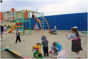 На детской площадке у храма